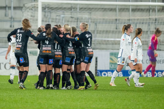 Växjö DFFs spelare jublar