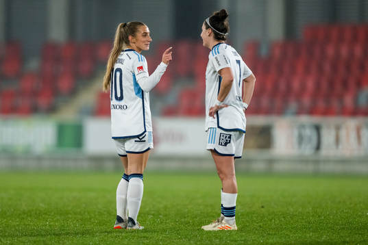 Djurgårdens Tilde Lindwall och Hayley Dowd deppar