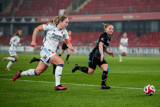 Djurgårdens Alice Bergström och Växjö DFFs Sophia