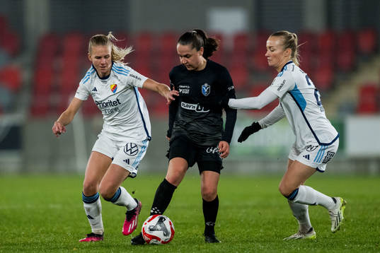 Djurgårdens Nellie Lilja och Växjö DFFs Heidi Elisabeth