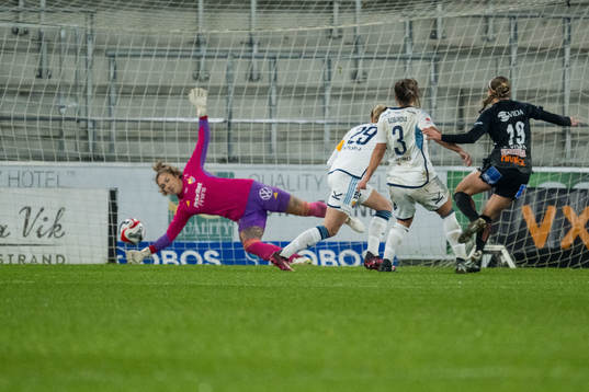 Djurgårdens målvakt Katelin Talbert och Växjö DFFs