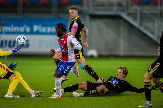 Obilor Denzel Okeke of KFUM missing a chance to score