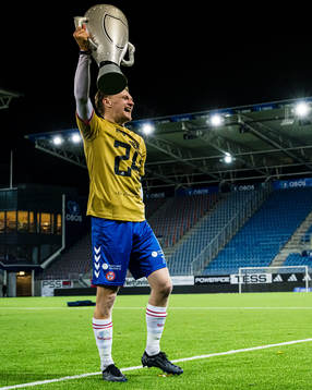 Robin Gravli Rasch of KFUM celebrates promotion to the
