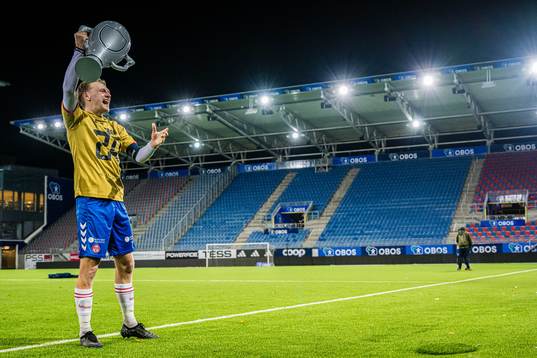 Robin Gravli Rasch of KFUM celebrates promotion to the
