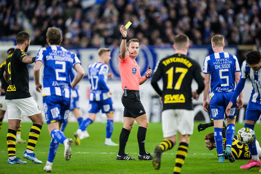 IFK Göteborgs Sebastian Ohlsson tilldelas en varning av