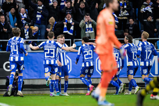 IFK Göteborgs Sebastian Ohlsson med jublar med lagkamrater