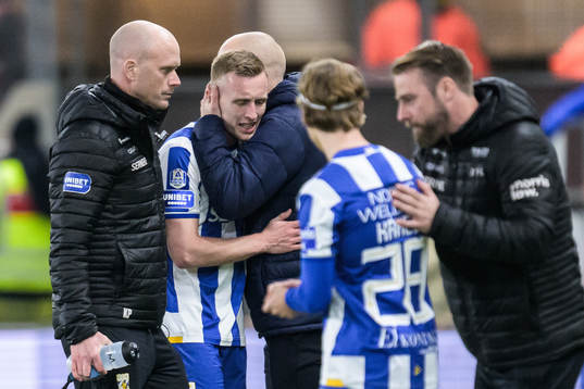 IFK Göteborgs Sebastian Ohlsson utgår och kramas om av