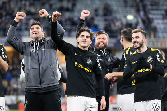 AIKs Taha Ayari mfl tackar publiken