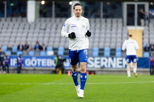 IFK Göteborgs Gustav Svensson värmer upp innan