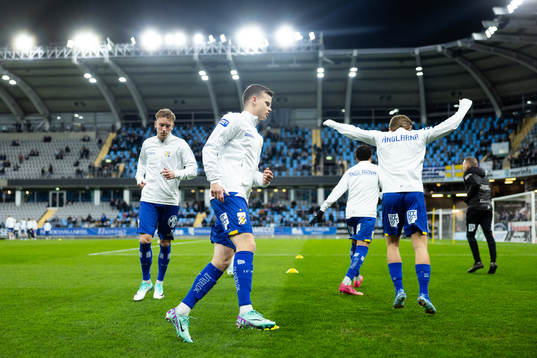 IFK Göteborgs Kolbeinn Thordarson värmer upp innan