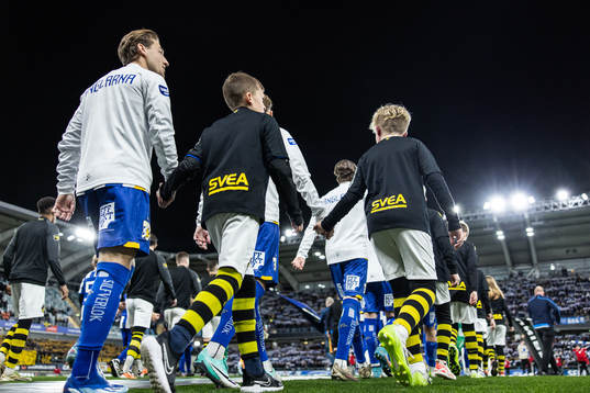 IFK Göteborgs Arbnor Mucolli gör entré till plan