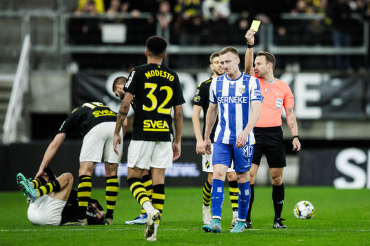 IFK Göteborgs Sebastian Ohlsson tilldelas en varning av