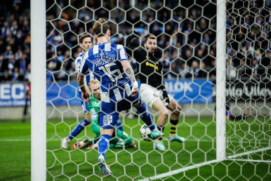 IFK Göteborgs Sebastian Hausner som räddar boll framför