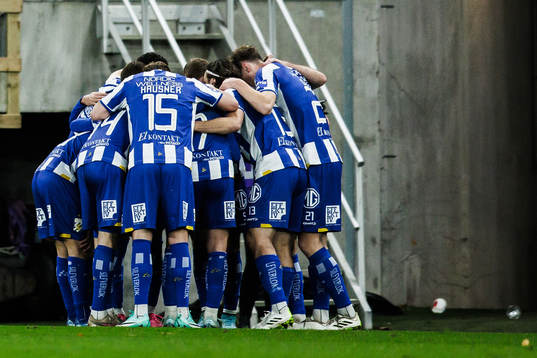 IFK Göteborgs Sebastian Ohlsson jublar med lagkamraterna