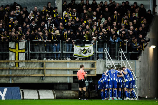 IFK Göteborgs Sebastian Ohlsson jublar med lagkamraterna