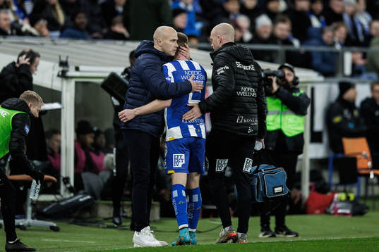IFK Göteborgs Sebastian Ohlsson utgår och kramas om av