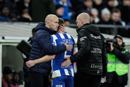 IFK Göteborgs Sebastian Ohlsson utgår och kramas om av