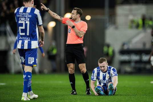 Domare Kristoffer Karlsson och IFK Göteborgs Sebastian
