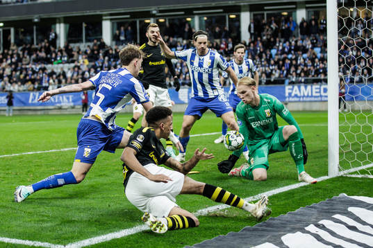 AIKs Benjamin Mbunga Kimpioka och IFK Göteborgs målvakt