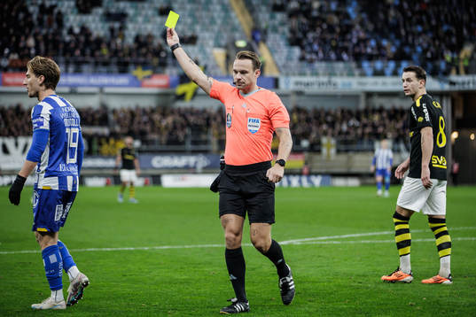 IFK Göteborgs Arbnor Mucolli tilldelas en varning av