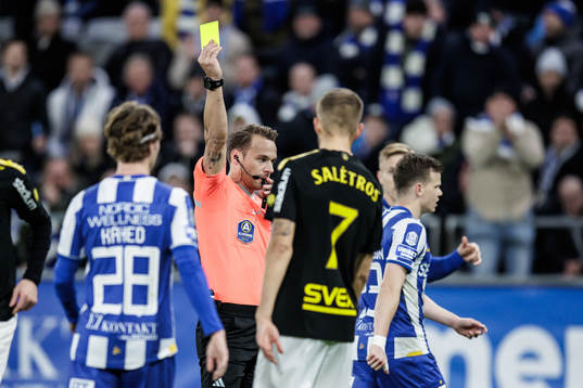 Domare Kristoffer Karlsson delar ut en varning till AIKs