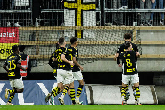AIKs spelare jublar
