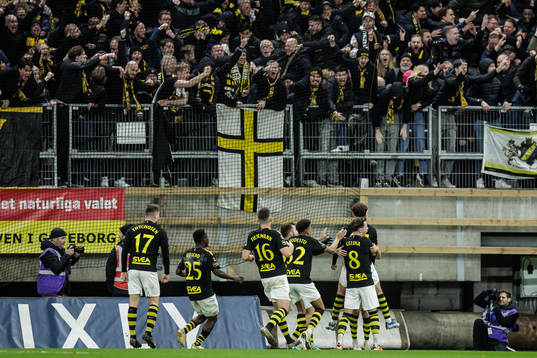 AIKs spelare jublar