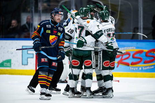 Tingsryds Emil Forslund jublar med lagkamrater