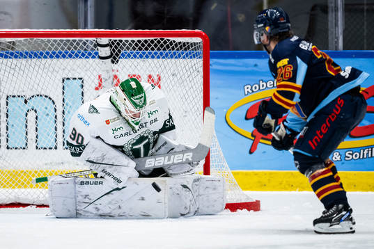 Tingsryds målvakt Daniel Rosengren och Djurgårdens Emil