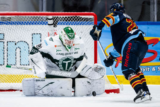 Tingsryds målvakt Daniel Rosengren och Djurgårdens Emil
