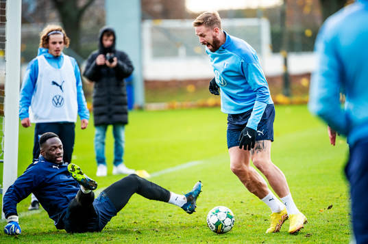 Pontus Jansson mot målvakt Ismael Diawara