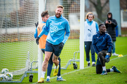 Pontus Jansson mot målvakt Ismael Diawara