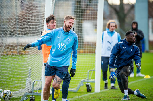 Pontus Jansson mot målvakt Ismael Diawara