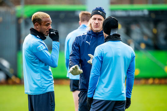 Derek Cornelius och målvakt Johan Dahlin
