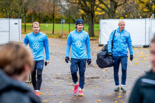 Oscar Lewicki, Sebastian Nanasi och Otto Rosengren innan en