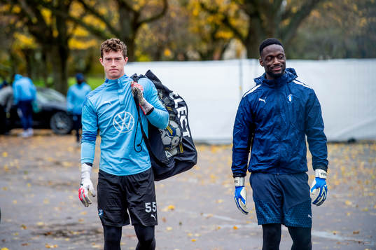 Målvakt Viktor Andersson och målvakt Ismael Diawara innan
