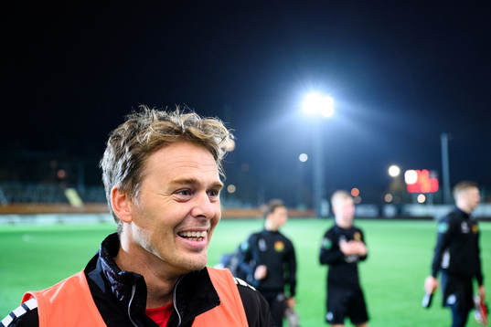 Tränare Fredrik Holmberg blir intervjuad