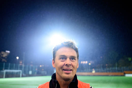 Tränare Fredrik Holmberg blir intervjuad