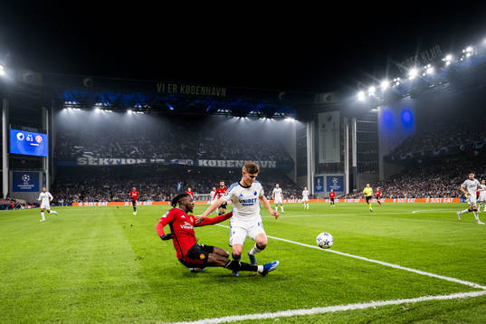Aaron Wan-Bissaka of Manchester United and Elias Jelert of