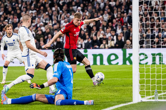 Rasmus Højlund of Manchester United scores the 0-1 goal