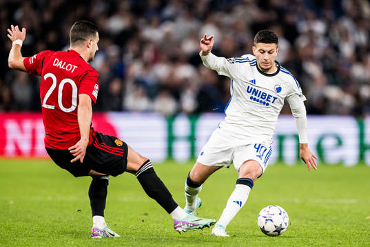 Diogo Dalot of Manchester United and Roony Bardghji of FC