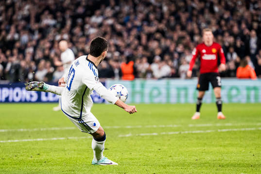 Roony Bardghji of FC Copenhagen scores the 4-3 goal