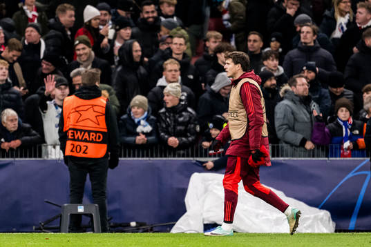 Victor Nilsson Lindelöf of Manchester United looks dejected
