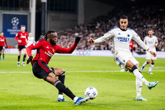 Aaron Wan-Bissaka of Manchester United and Elias Achouri of