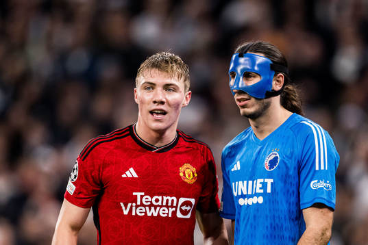 Rasmus Højlund of Manchester United and goalkeeper Kamil