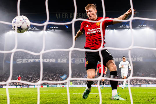 Rasmus Højlund of Manchester United scores the 0-1 goal