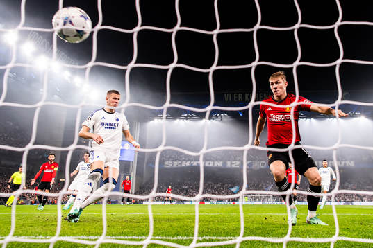 Rasmus Højlund of Manchester United scores the 0-1 goal