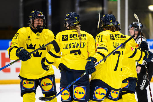 Mira Jungåker of Sweden celebrates with teammates