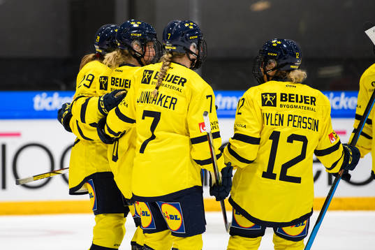 Felizia Wikner-Zienkiewicz Sweden celebrates with teammates