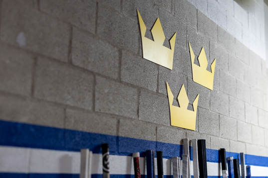 Three crowns and hockeysticks prior to the Karjala